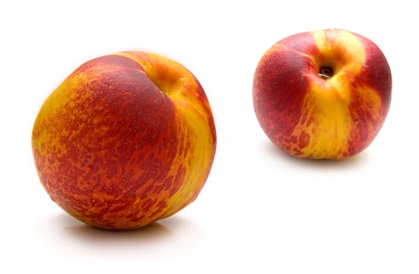 Beyaz üzerine kırmızı peachs — Stok fotoğraf
