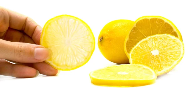 Mão segura uma fatia de limão — Fotografia de Stock