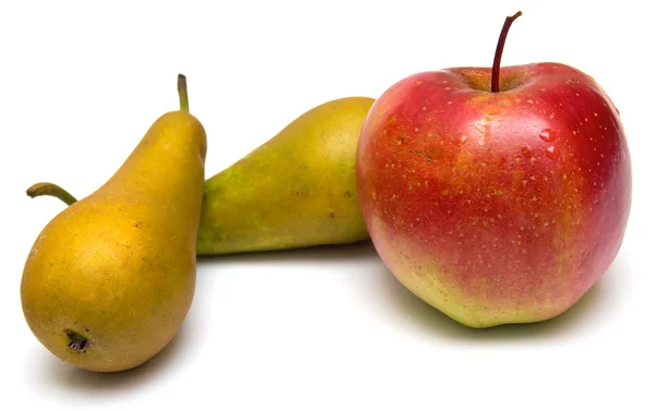Gröna päron och rött äpple — Stockfoto