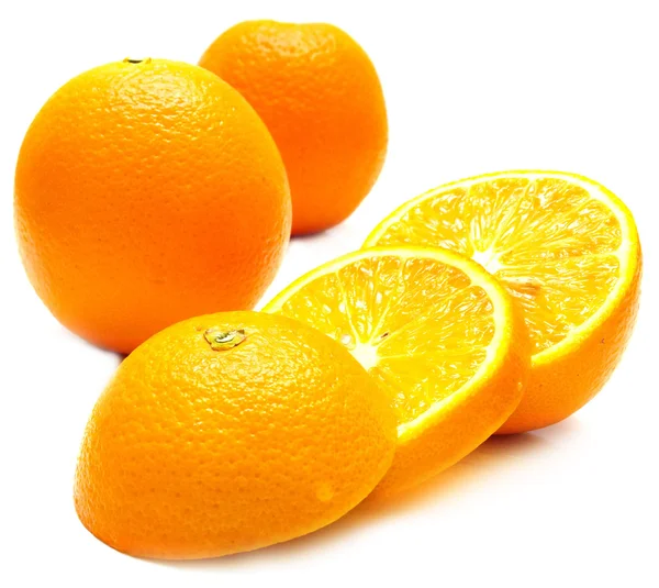 Ripe whole and cut oranges — Stock Photo, Image