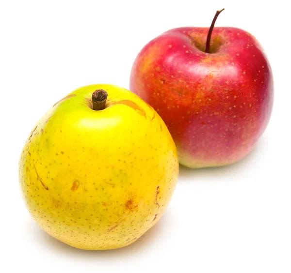 Žlutá hruška a červené jablko — Stock fotografie