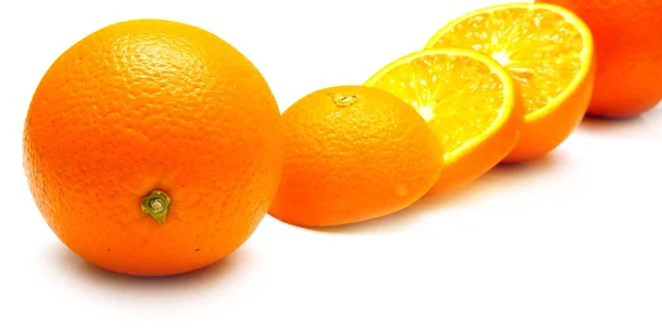 Mogen skär apelsiner — Stockfoto