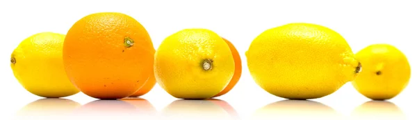 Целые апельсины и лимоны — стоковое фото