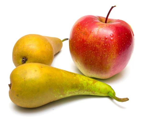 Grüne Birnen und roter Apfel — Stockfoto