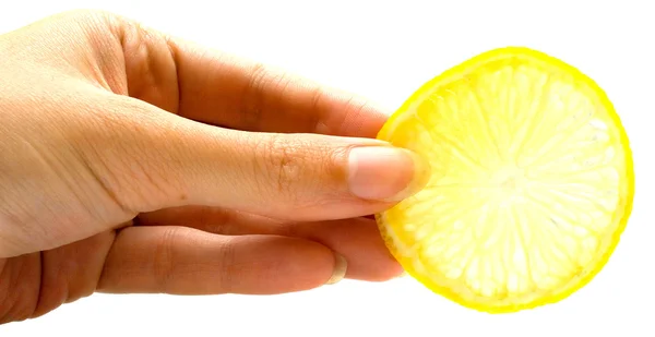 Рука держит ломтик лимона — стоковое фото