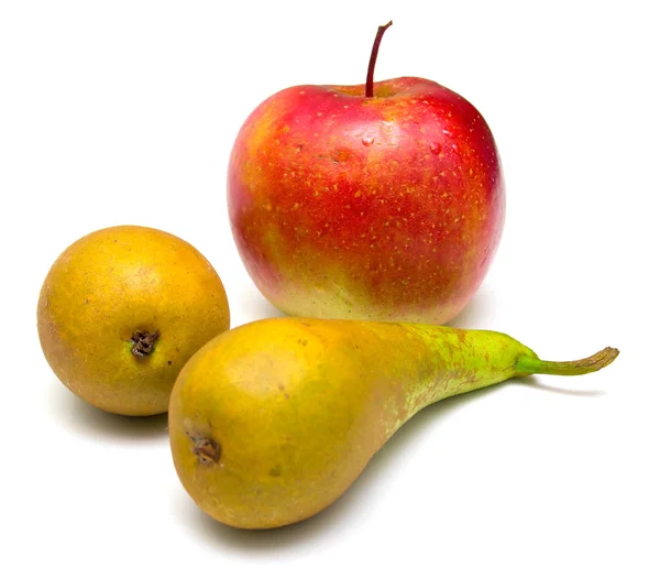 Grüne Birnen und roter Apfel — Stockfoto