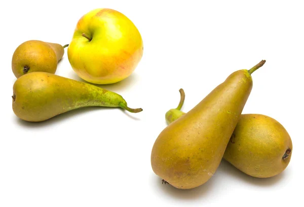 Yeşil armut ve sarı elma — Stok fotoğraf