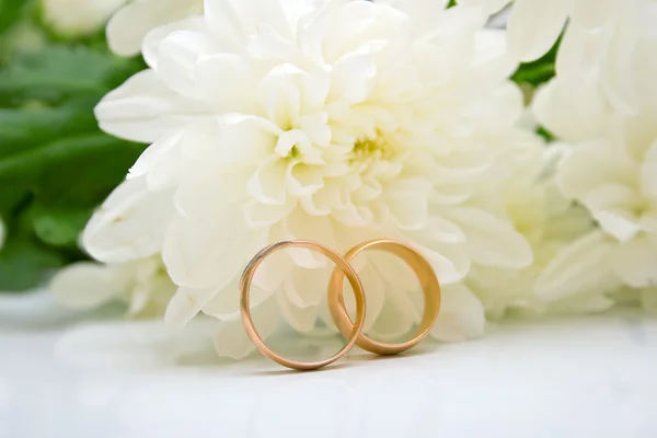 結婚指輪と白い菊 — ストック写真