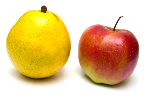 Pomme rouge et poire jaune — Photo
