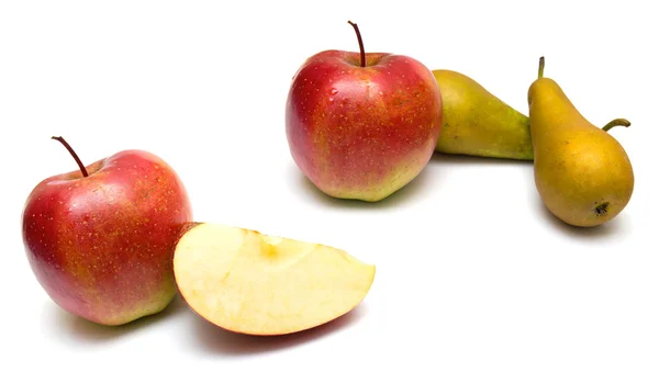 Grüne Birnen und rote Äpfel — Stockfoto