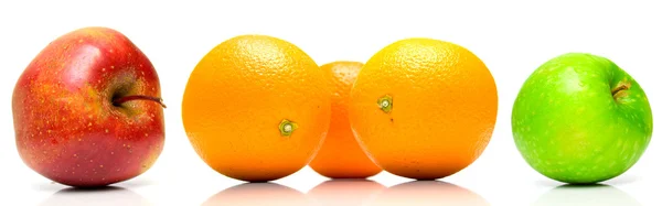 Яблоки и спелые апельсины — стоковое фото