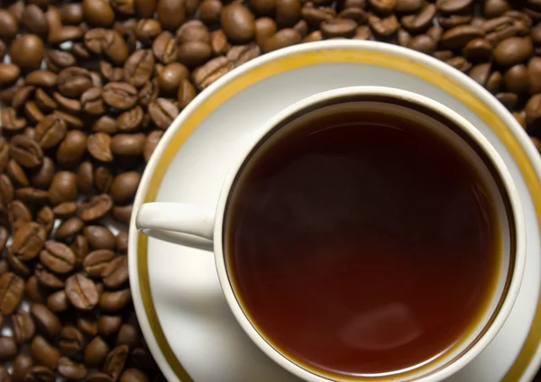 Гаряча кава на кавових зернах — стокове фото