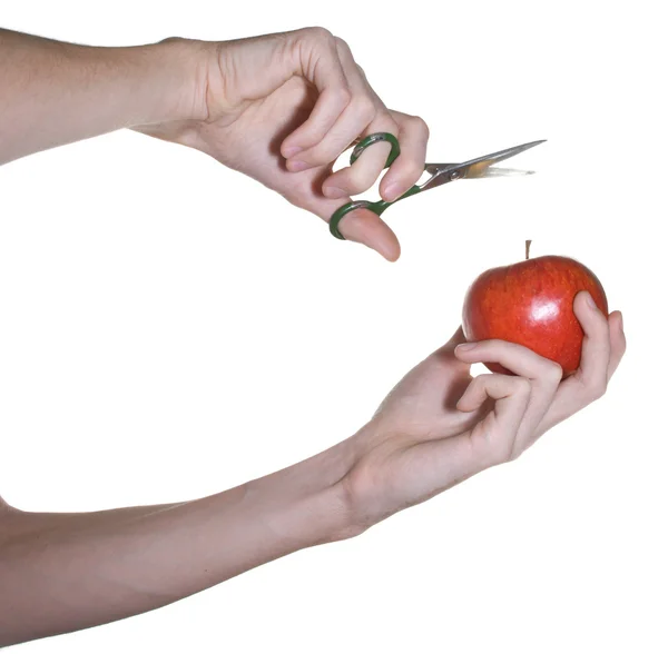 Яблоко и ножницы в мужских руках — стоковое фото