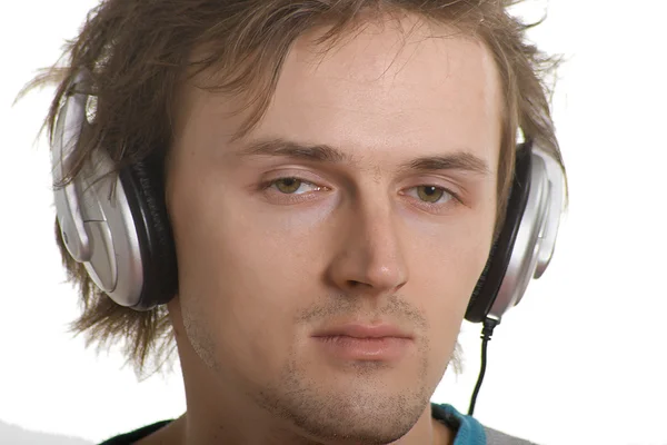 Junger müder Mann mit Kopfhörern — Stockfoto