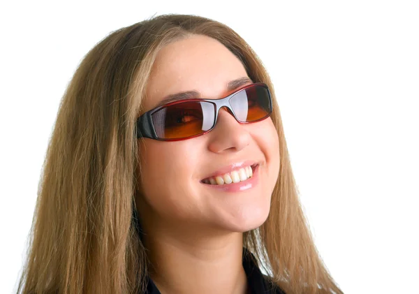 Усміхнена дівчина в сонцезахисних окулярах — стокове фото