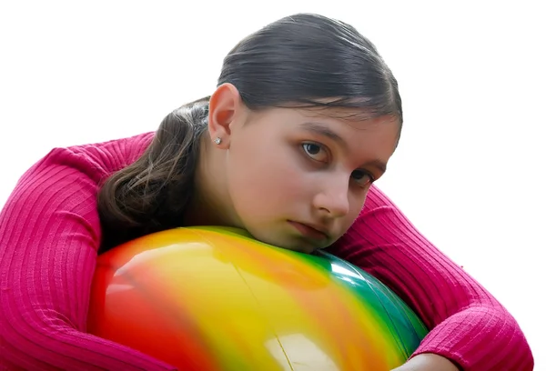 Грустная девушка с большим мячом — стоковое фото