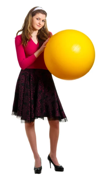 Девушка с большим желтым мячом — стоковое фото