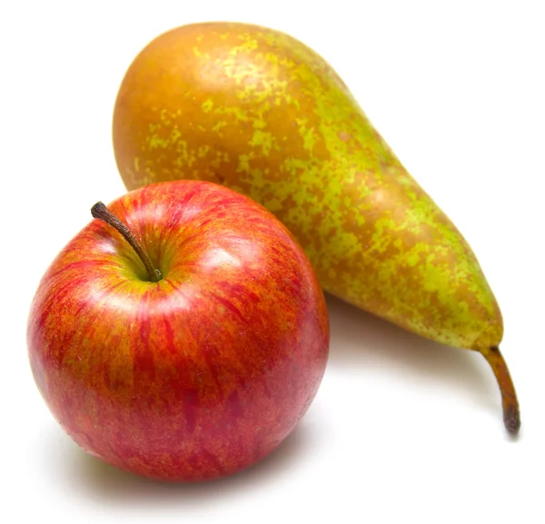 Grüne Birne und roter Apfel — Stockfoto