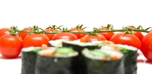 Japon suşi ve kırmızı domates — Stok fotoğraf