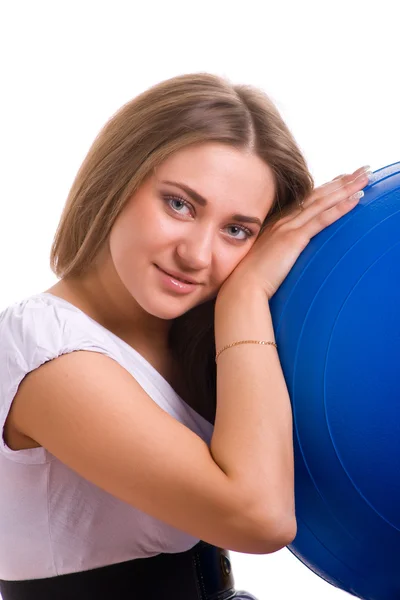 Lachende vrouw met de grote blauwe bal — Stockfoto