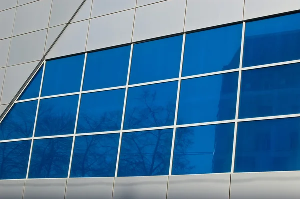 Blå vinduer som gjenspeiler gate – stockfoto