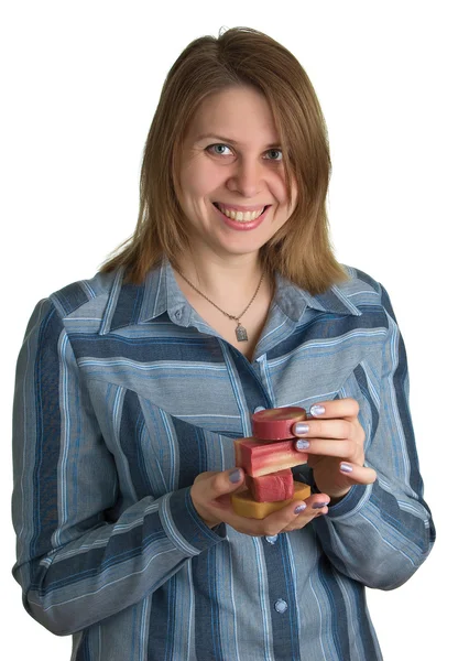 Usmívající se žena s mýdlem kusů v rukou — Stock fotografie