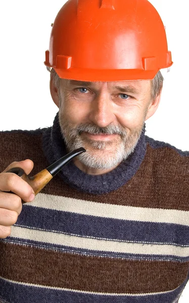 Uomini sorridenti in un casco rosso da costruzione — Foto Stock
