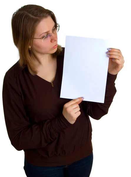 Mladé ženy v brýlích ukazuje prázdný list — Stock fotografie