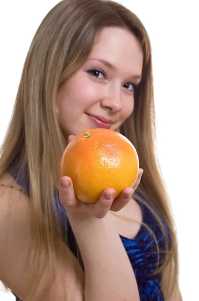 Молодая красивая девушка с грейпфрутом — стоковое фото