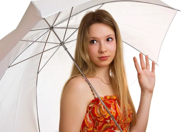 Молодая улыбающаяся девушка с зонтиком — стоковое фото