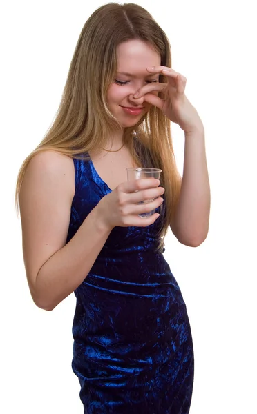 Dziewczyna z obrzydzeniem pije alkohol — Zdjęcie stockowe