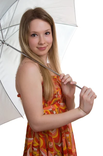 Улыбающаяся девушка с зонтиком — стоковое фото