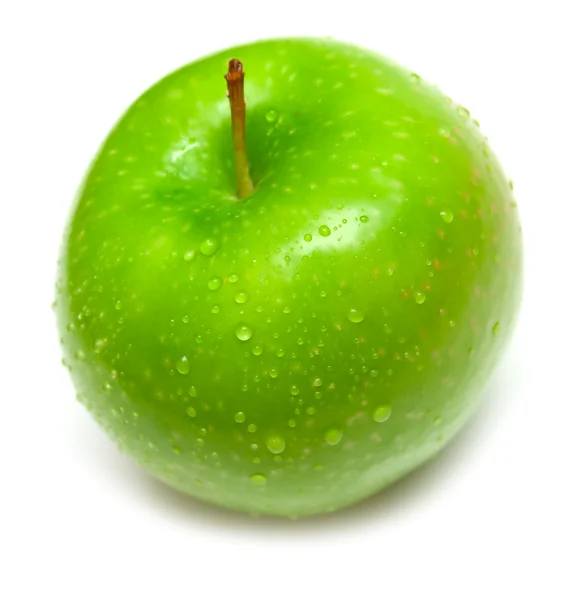 Vlhké zelené jablko na bílém pozadí — Stock fotografie