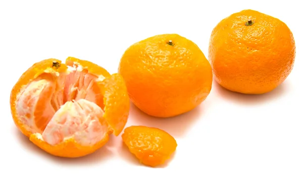 Mandarines mûres sur blanc — Photo