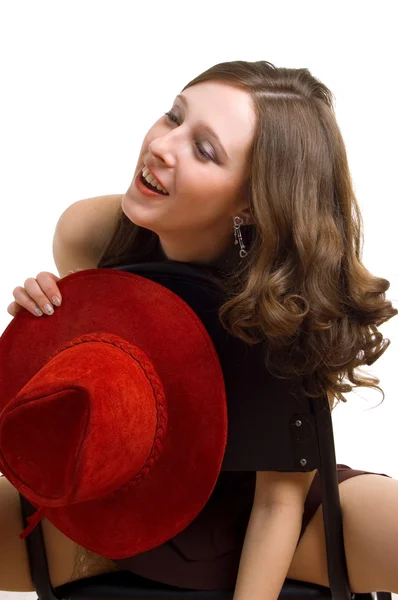 Κορίτσι με ένα κόκκινο καπέλο σε μια καρέκλα — Φωτογραφία Αρχείου