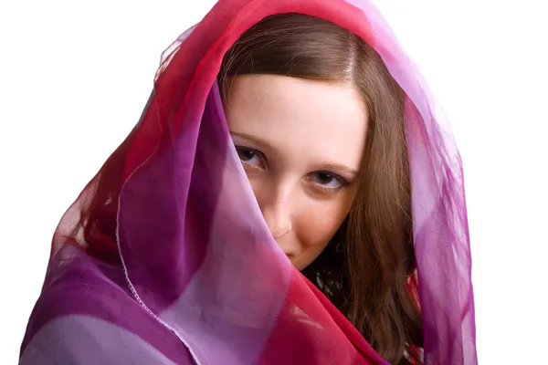Девушка с цветным шарфом на голове — стоковое фото