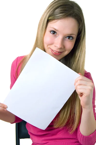 Dziewczyna pokazuje pusty arkusz białego papieru — Zdjęcie stockowe