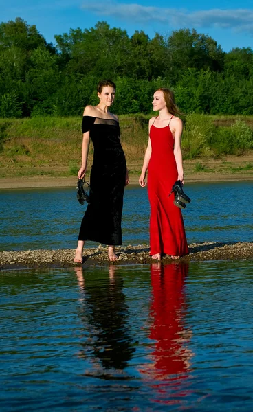 Barefooted girls in evening dresses — Zdjęcie stockowe