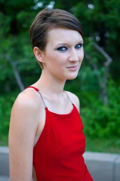 Meisje in rode jurk — Stockfoto