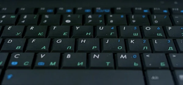 ノート パソコンの黒いキーボード — ストック写真