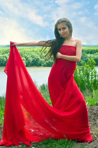 Piękna dziewczyna w czerwonej sukience — Zdjęcie stockowe
