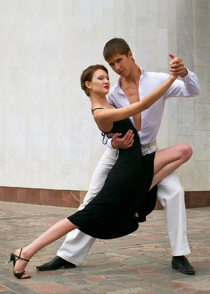 カップルのダンスのラテン系のダンス — ストック写真