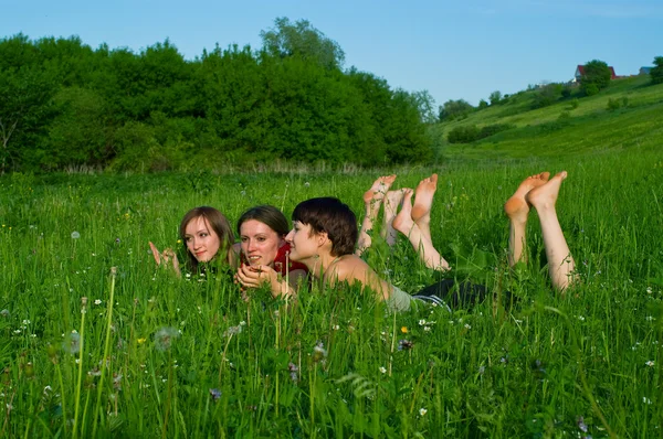 緑の夏の草に横たわっていた女の子 — ストック写真