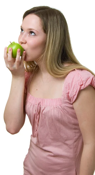 少女は、緑のリンゴを食べる — ストック写真