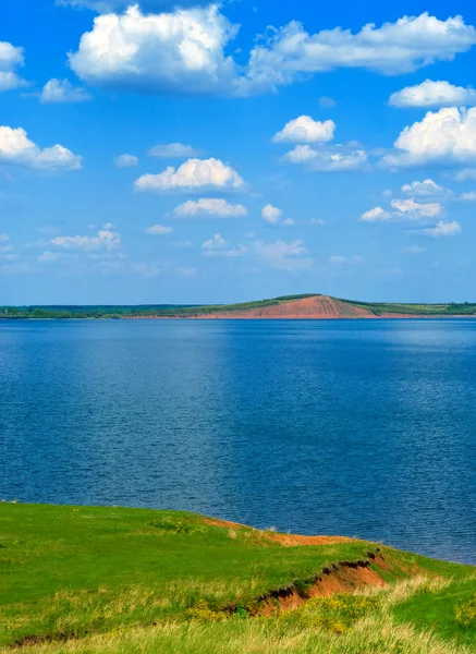 Landschap met rustig water van lake — Stockfoto