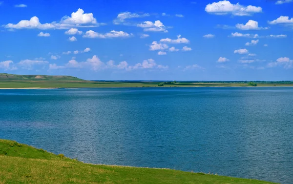 Вода озера и облачное небо — стоковое фото