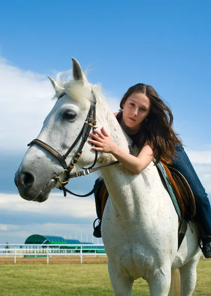 Ragazza a cavallo di un cavallo — Foto Stock