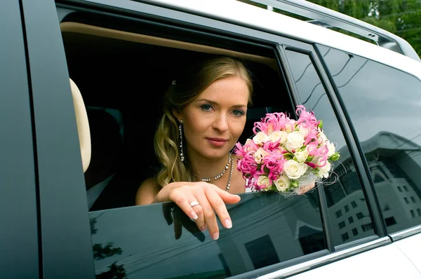 Met bloemboeket bruid — Stockfoto