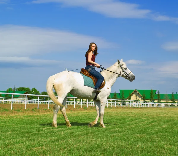 Dziewczyna okrakiem konia — Zdjęcie stockowe