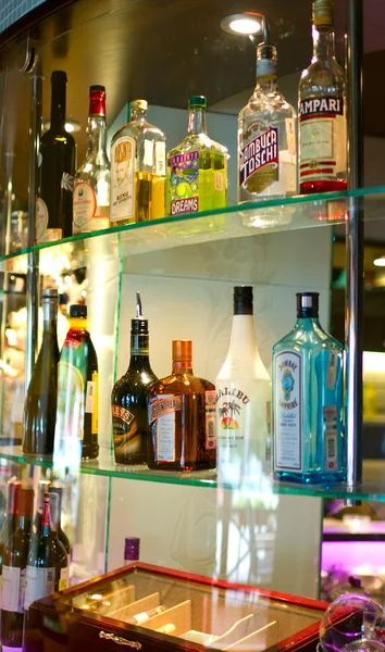 Flessen van gedistilleerde dranken — Stockfoto
